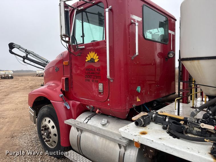 image for item ET1653 1999 International 9200 fertilizer delivery truck