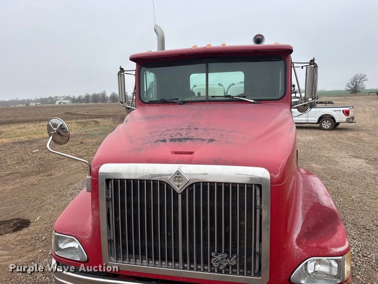 image for item ET1653 1999 International 9200 fertilizer delivery truck