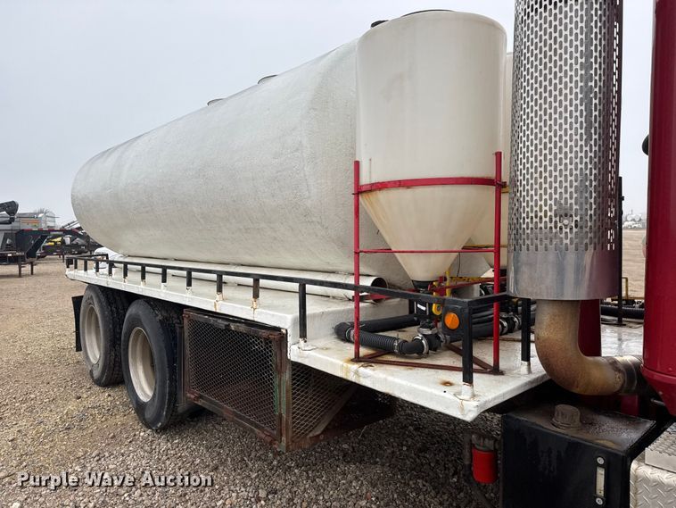 image for item ET1653 1999 International 9200 fertilizer delivery truck