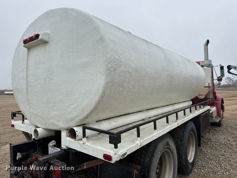 image for item ET1653 1999 International 9200 fertilizer delivery truck