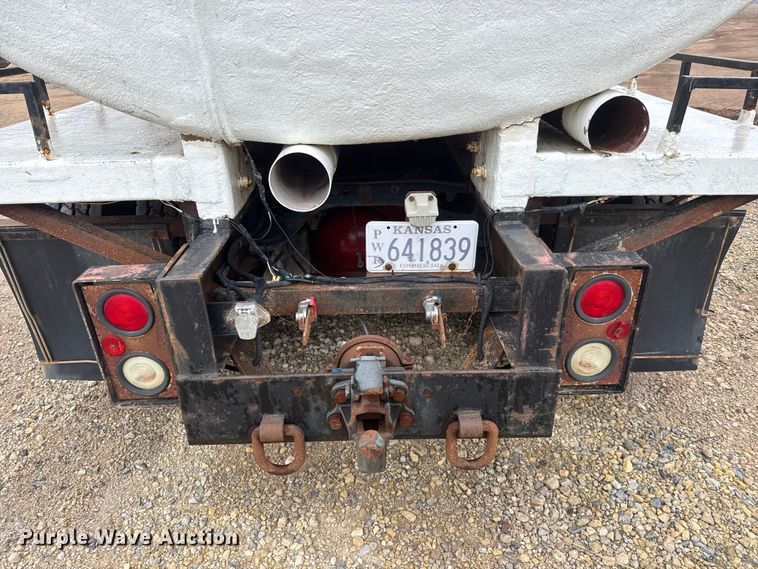 image for item ET1653 1999 International 9200 fertilizer delivery truck