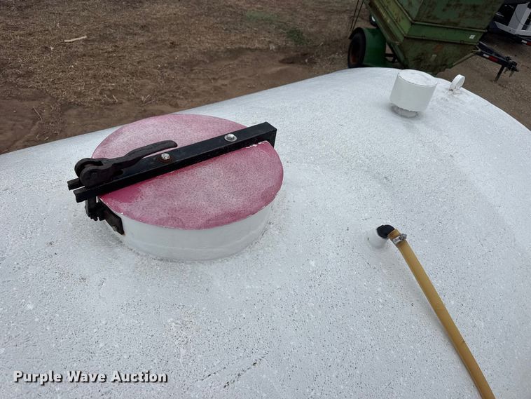 image for item ET1653 1999 International 9200 fertilizer delivery truck