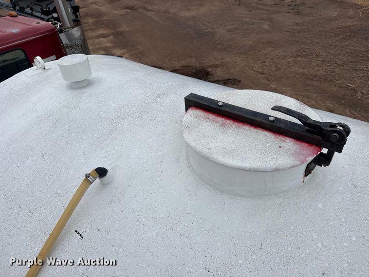 image for item ET1653 1999 International 9200 fertilizer delivery truck