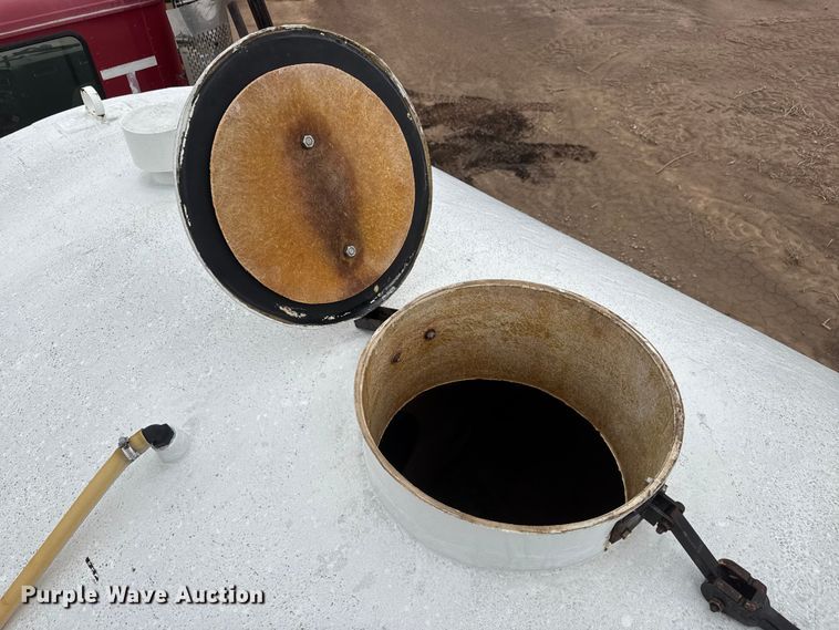 image for item ET1653 1999 International 9200 fertilizer delivery truck