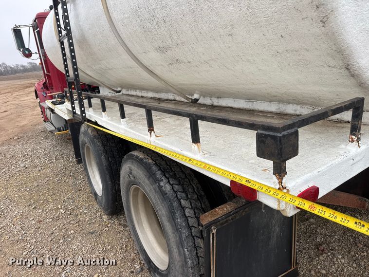 image for item ET1653 1999 International 9200 fertilizer delivery truck