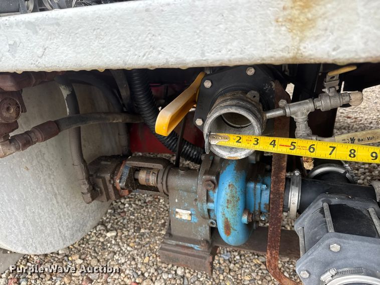 image for item ET1653 1999 International 9200 fertilizer delivery truck