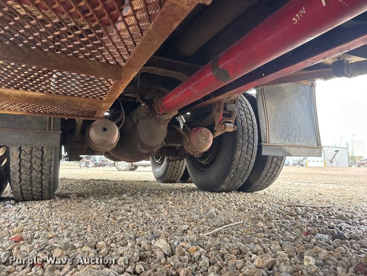 image for item ET1653 1999 International 9200 fertilizer delivery truck