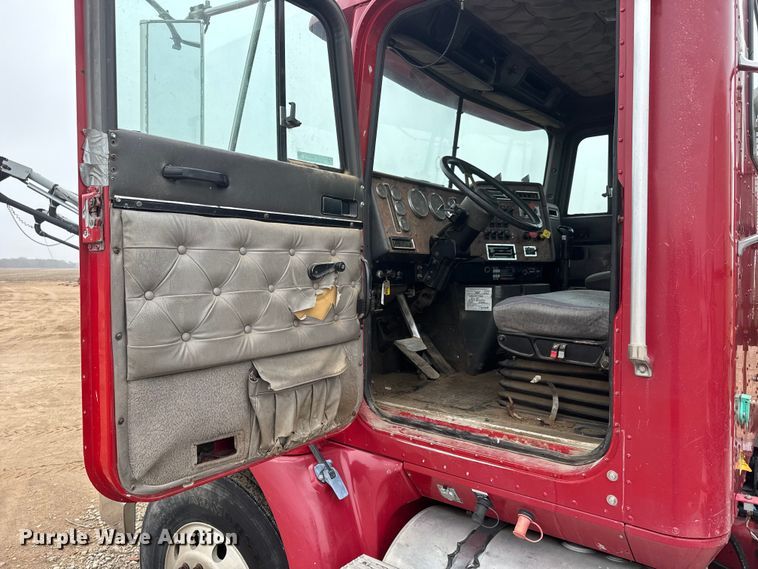 image for item ET1653 1999 International 9200 fertilizer delivery truck