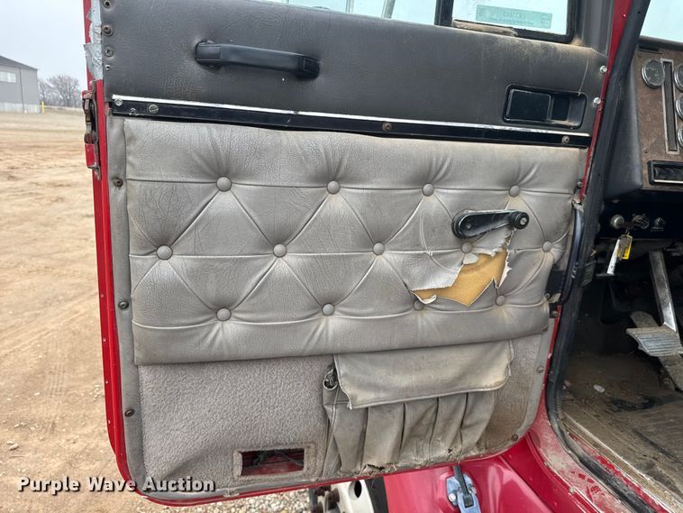 image for item ET1653 1999 International 9200 fertilizer delivery truck