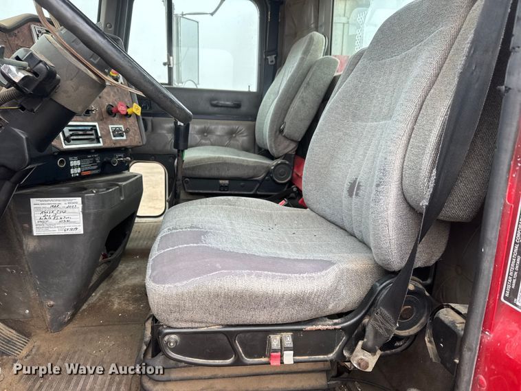 image for item ET1653 1999 International 9200 fertilizer delivery truck