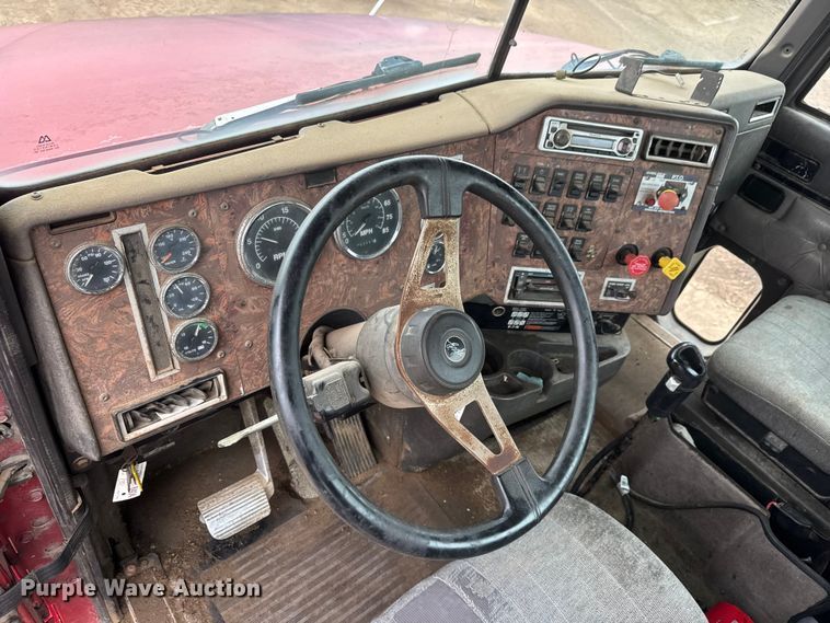 image for item ET1653 1999 International 9200 fertilizer delivery truck