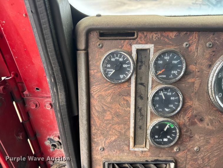 image for item ET1653 1999 International 9200 fertilizer delivery truck