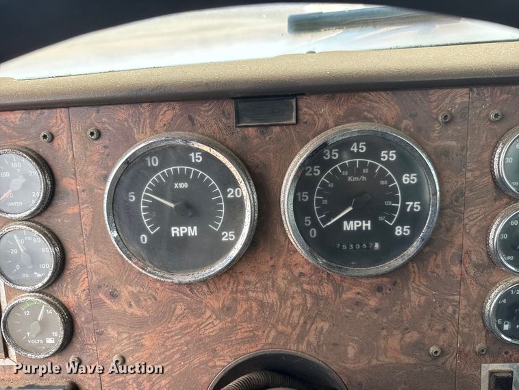 image for item ET1653 1999 International 9200 fertilizer delivery truck