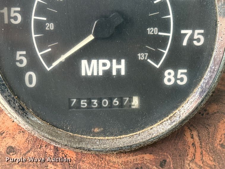 image for item ET1653 1999 International 9200 fertilizer delivery truck