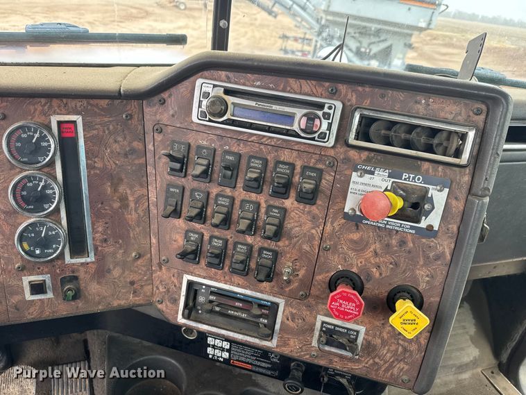 image for item ET1653 1999 International 9200 fertilizer delivery truck