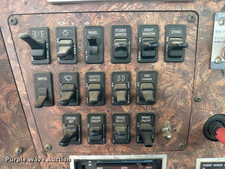 image for item ET1653 1999 International 9200 fertilizer delivery truck