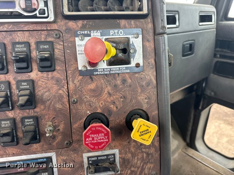 image for item ET1653 1999 International 9200 fertilizer delivery truck