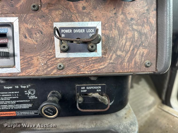 image for item ET1653 1999 International 9200 fertilizer delivery truck