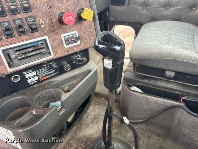 image for item ET1653 1999 International 9200 fertilizer delivery truck