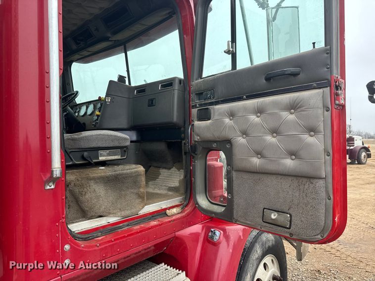 image for item ET1653 1999 International 9200 fertilizer delivery truck