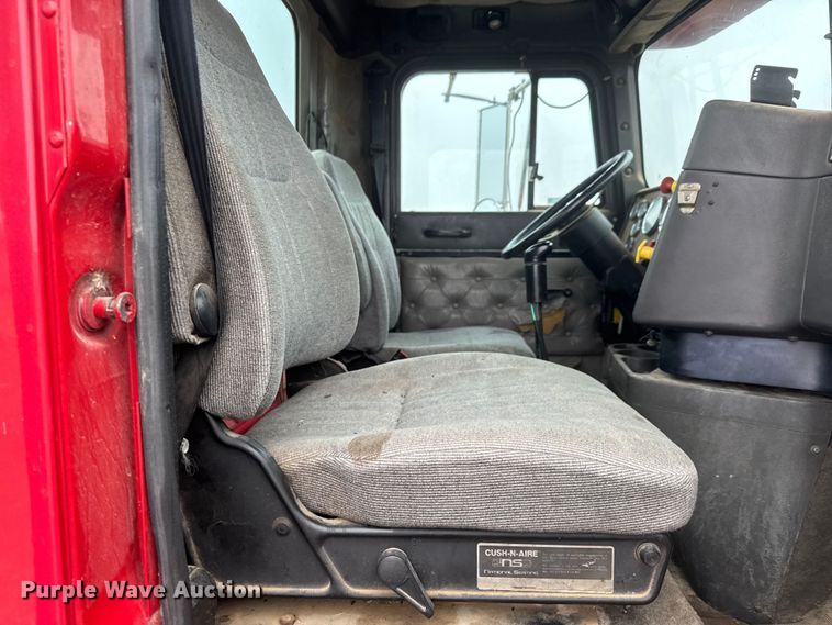 image for item ET1653 1999 International 9200 fertilizer delivery truck