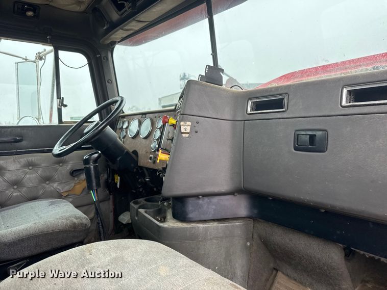 image for item ET1653 1999 International 9200 fertilizer delivery truck