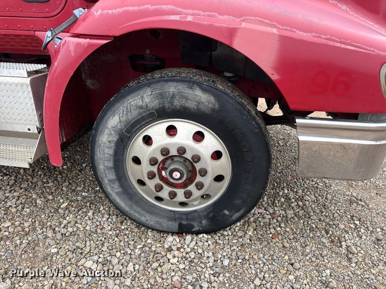 image for item ET1653 1999 International 9200 fertilizer delivery truck