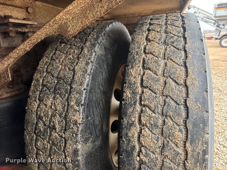 image for item ET1653 1999 International 9200 fertilizer delivery truck