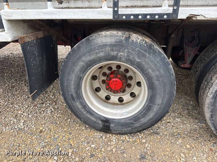 image for item ET1653 1999 International 9200 fertilizer delivery truck