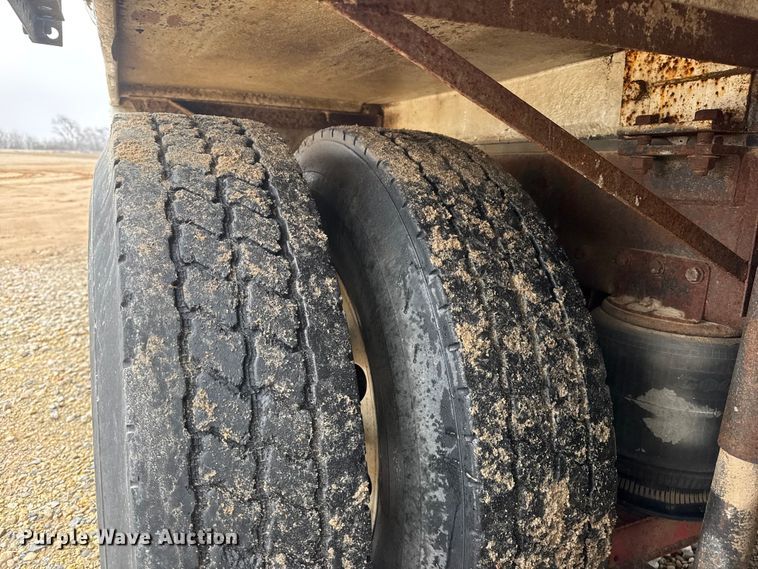 image for item ET1653 1999 International 9200 fertilizer delivery truck