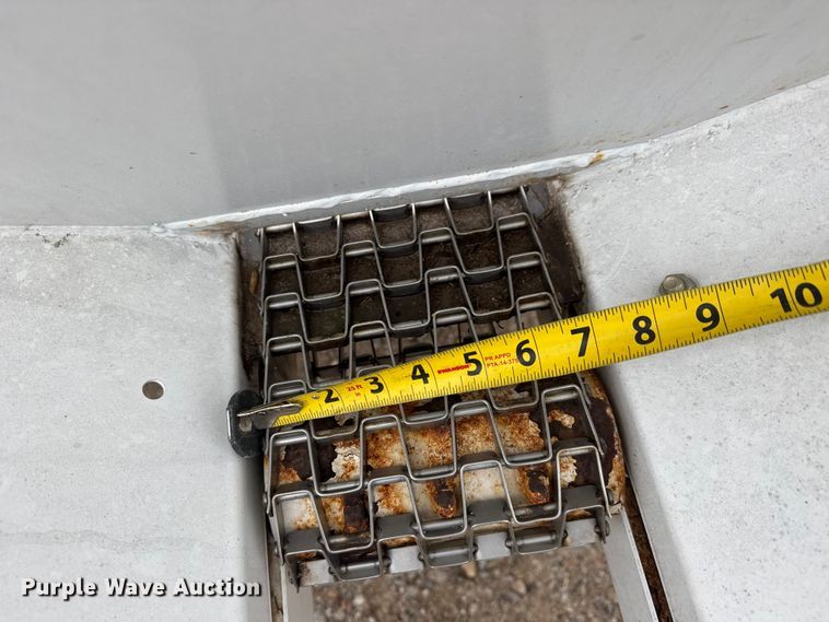 image for item ET1656 Willmar Super 500 Narrow Track spreader