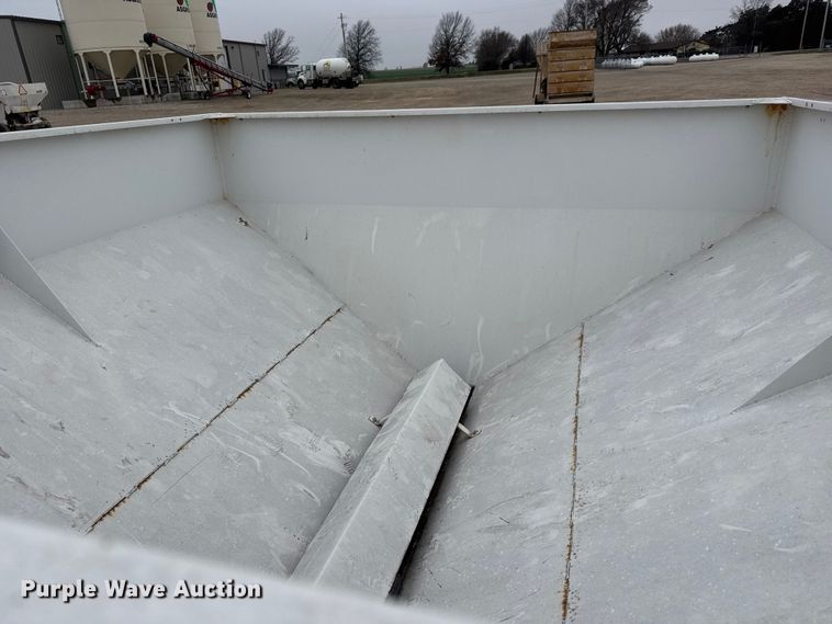 image for item ET1656 Willmar Super 500 Narrow Track spreader