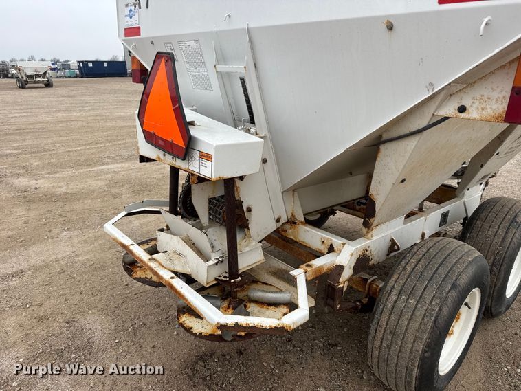 image for item ET1656 Willmar Super 500 Narrow Track spreader