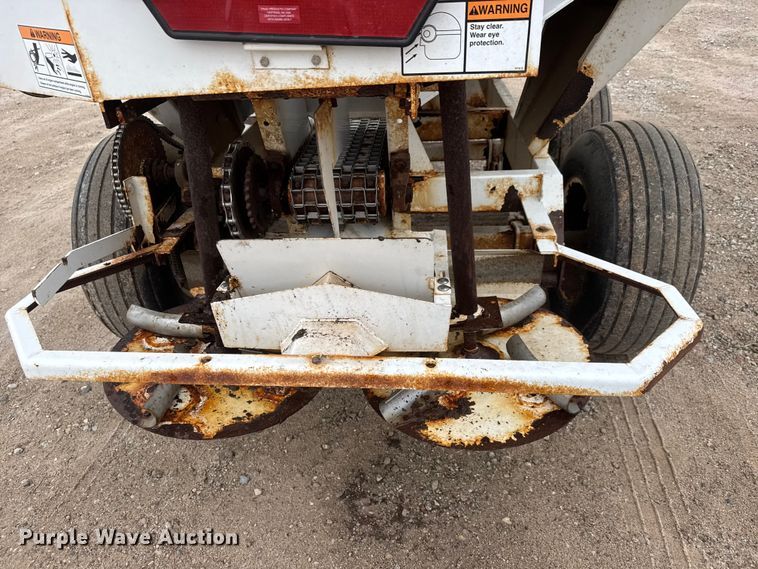 image for item ET1656 Willmar Super 500 Narrow Track spreader