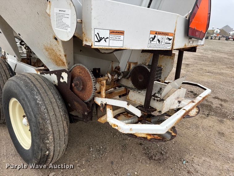 image for item ET1656 Willmar Super 500 Narrow Track spreader