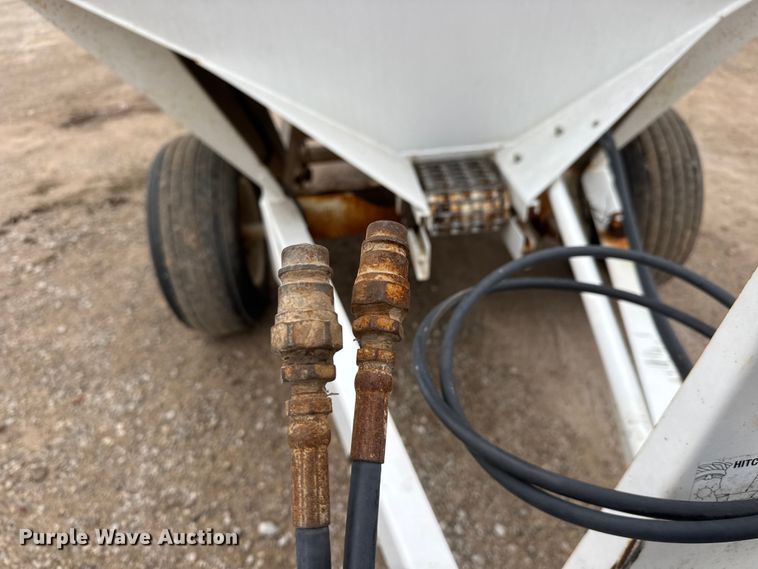 image for item ET1656 Willmar Super 500 Narrow Track spreader