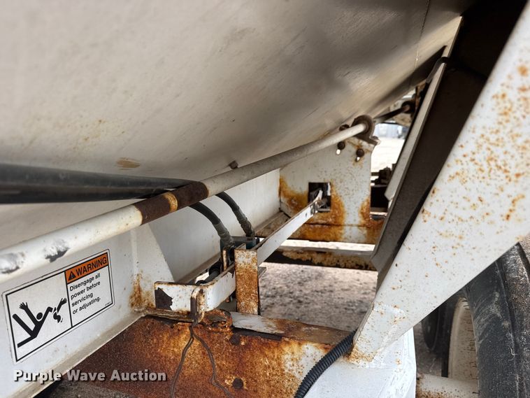 image for item ET1656 Willmar Super 500 Narrow Track spreader