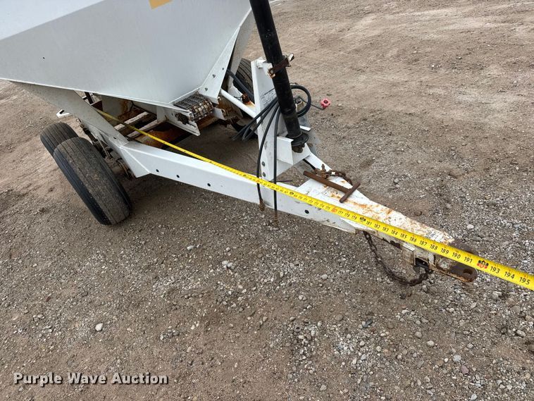 image for item ET1656 Willmar Super 500 Narrow Track spreader