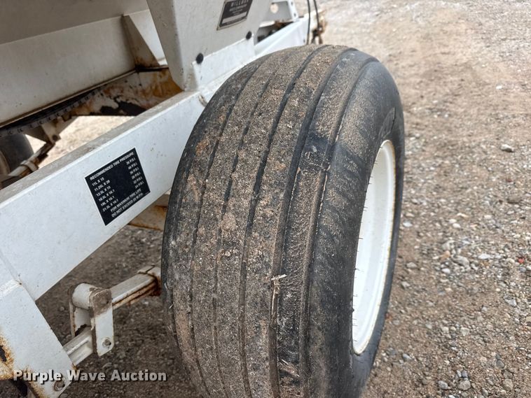 image for item ET1656 Willmar Super 500 Narrow Track spreader