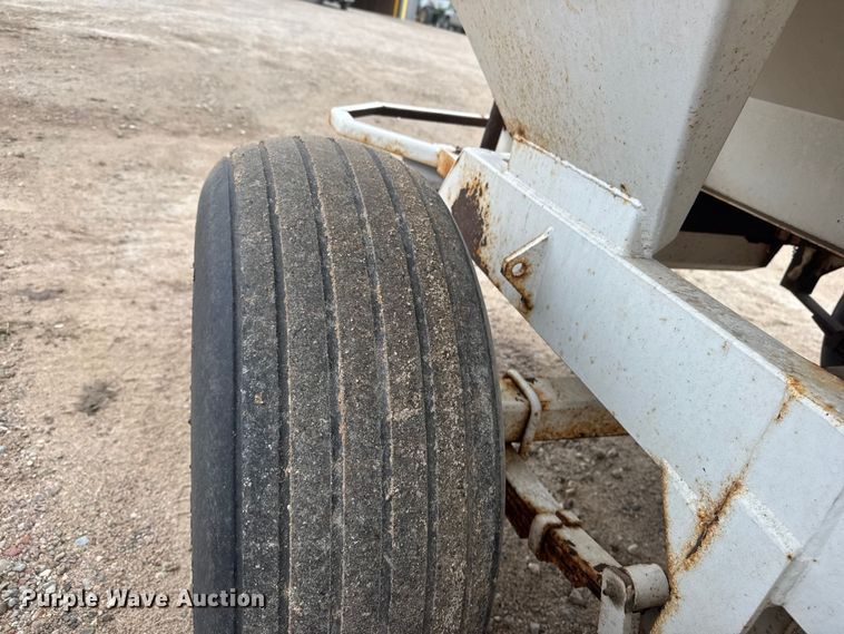 image for item ET1656 Willmar Super 500 Narrow Track spreader