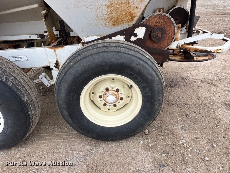 image for item ET1656 Willmar Super 500 Narrow Track spreader