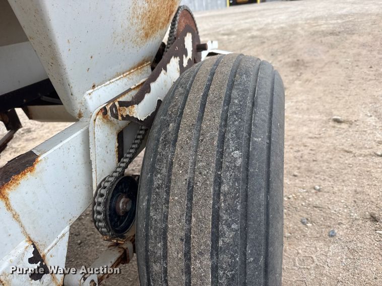 image for item ET1656 Willmar Super 500 Narrow Track spreader