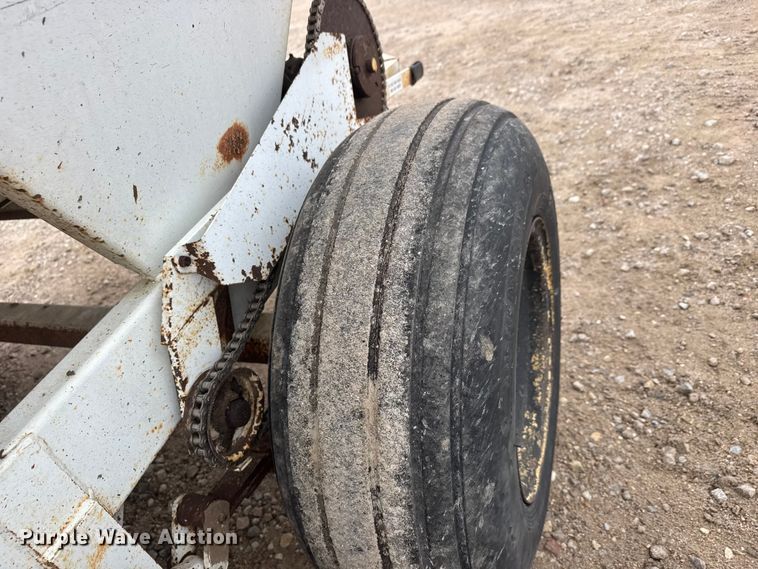 image for item ET1658 Willmar 500 spreader