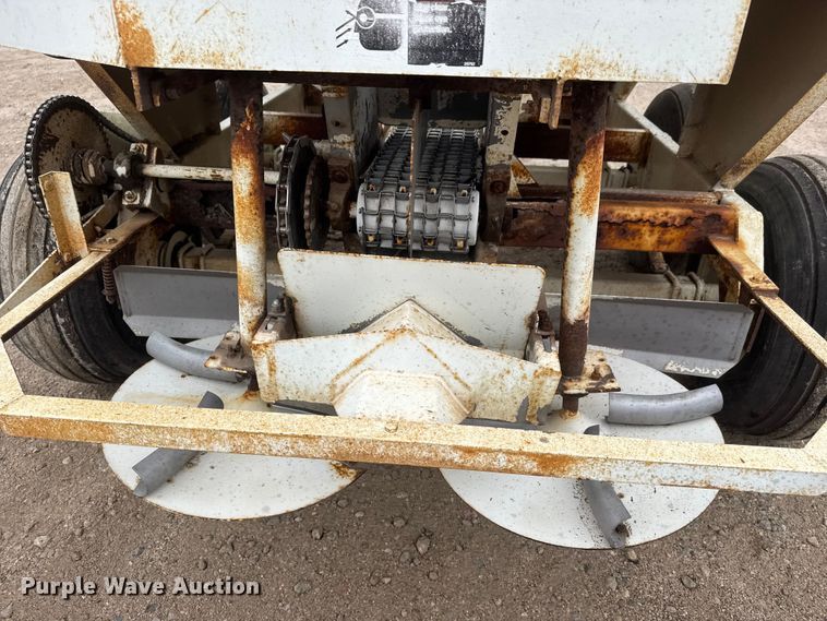 image for item ET1659 Willmar 500 spreader