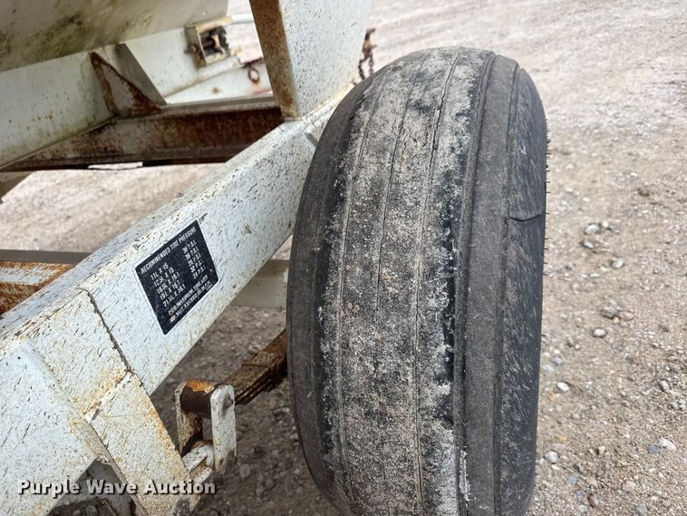 image for item ET1659 Willmar 500 spreader