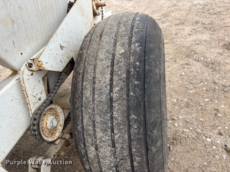 image for item ET1660 Willmar Super 500 spreader