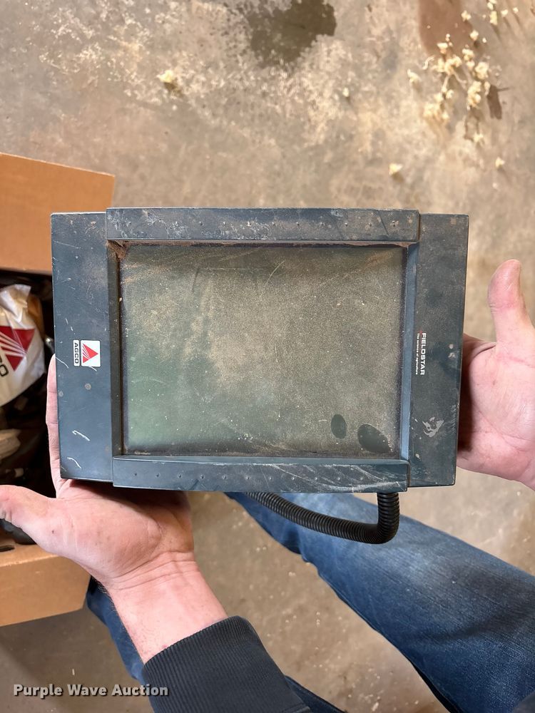 image for item EU4985 2004 Hesston 4910 large square baler