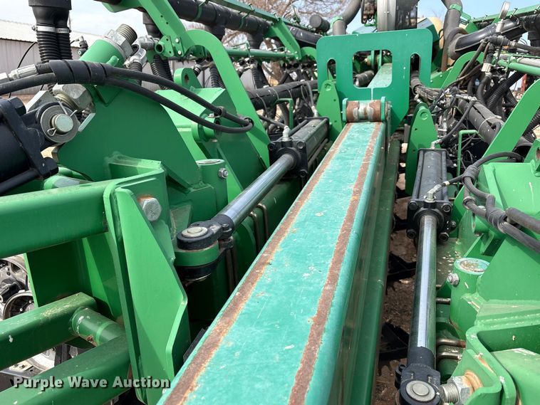 image for item EU4988 2011 Great Plains YP1625A-32TR twin row planter