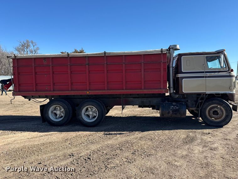 image for item FB0899 1967 International CO4000 grain truck