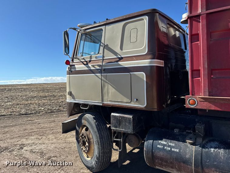 image for item FB0899 1967 International CO4000 grain truck